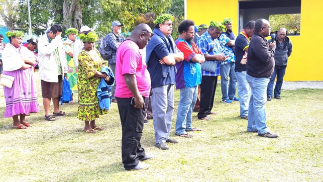 Pasteur Wahlengen WAITEA présente la coutume de bonjour des délégués Pasteur Wahlengen WAITEA présente la coutume de bonjour des délégués