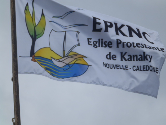 Le drapeau EPKNC flottant à Tadine pendant le synode.