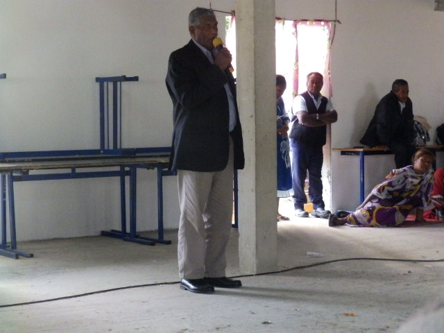 Pasteur Wakira, Président, prononce le mot de remerciement et d'aurevoir de l'Eglise à la région de Nengone.