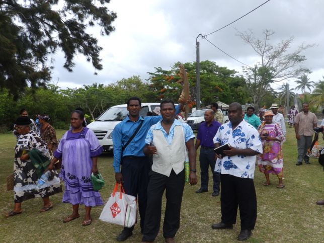 Les étudiants devant le temple de Xepenehe Les étudiants devant le temple de Xepenehe
