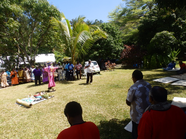 Le consistoire de Nouméa transmet la fille de Montdore " Timi ne mel" au consistoire de Nelemwa Le consistoire de Nouméa transmet la fille de Montdore " Timi ne mel" au consistoire de Nelemwa
