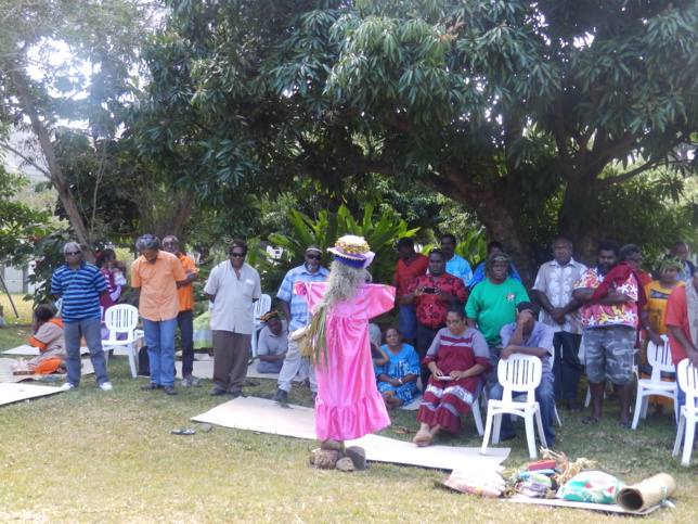 Le consistoire de Nelemwa s'apprêtant d'accueillir la fille de Montdore/Plum. Le consistoire de Nelemwa s'apprêtant d'accueillir la fille de Montdore/Plum.