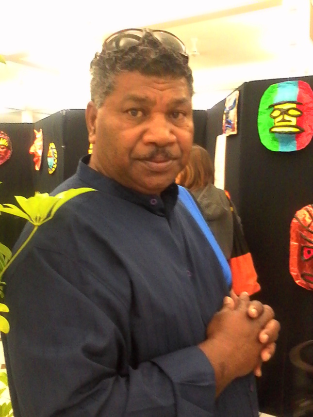 Pasteur BOLE Wieni Antoine admirant les oeuvres réalisés par les jeunes détenus au Camp-Est Pasteur BOLE Wieni Antoine admirant les oeuvres réalisés par les jeunes détenus au Camp-Est