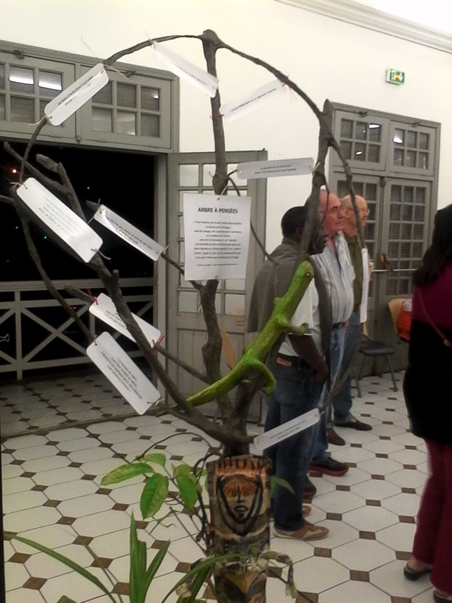 L'arbre à pensées : C'est sur cet arbre que sont accrochées les textes rédigés par les détenus