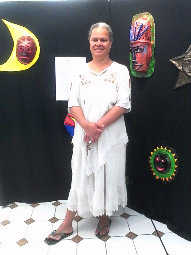 Mme PADOME Yayane devant les quelques oeuvres exposées. Mme PADOME Yayane devant les quelques oeuvres exposées.