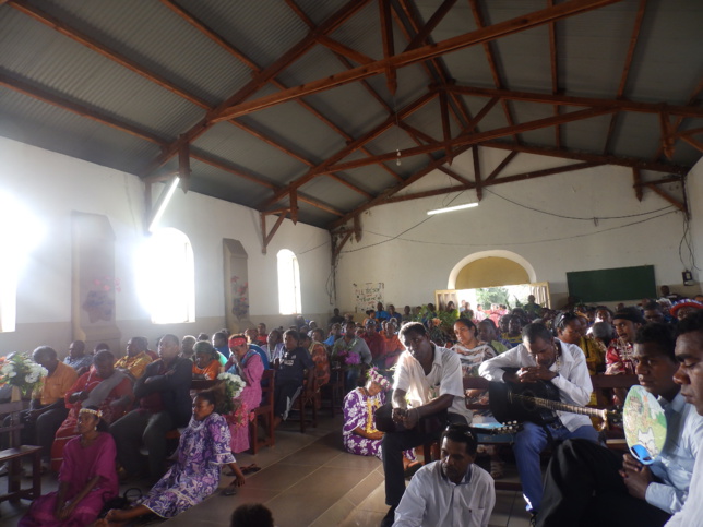 Le temple de Xépénéhé plein lors du culte de graduation présidé par Pasteur PADOME Paul (Secrétaire Général de l'EPKNC)