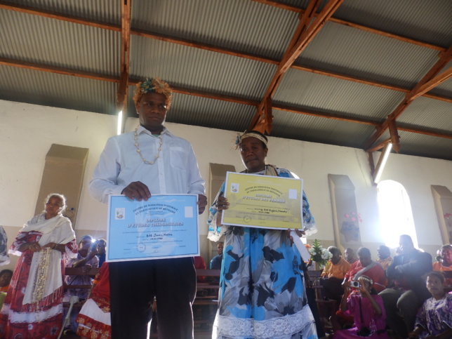 BAE Jimmy Naliwa et son épouse Eugénie Manaky reçoivent leurs diplômes. Ils devront exercer leur ministère pastoral dans la région de Momawe.