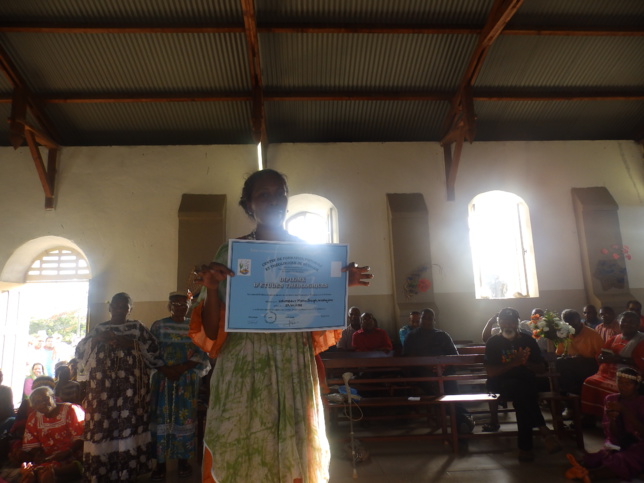 HOUMBOUY Xejine, a reçu son diplôme, après 4année de formation à Béthanie. Elle se propose d'aider sa paroisse de Nyimëhë, sa région d Iaai, son consistoire sans être pasteure.