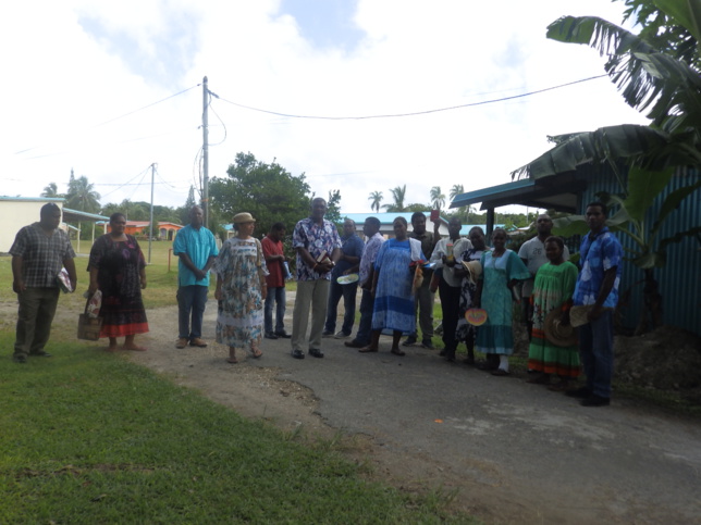 La directrice, le Président de l'EPKNC et les étudiants marchant vers le Eika de Xépénéhé La directrice, le Président de l'EPKNC et les étudiants marchant vers le Eika de Xépénéhé