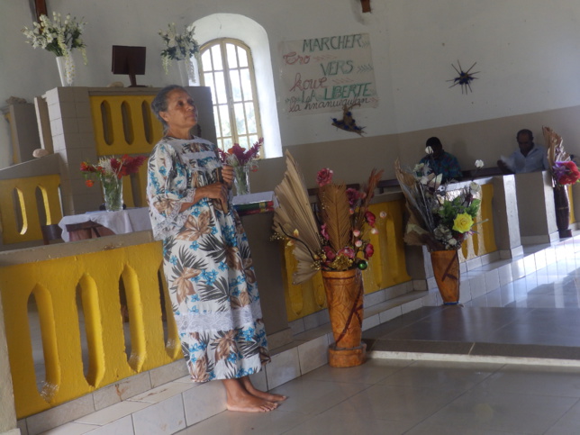 Pasteur Marie-Claire KAEMO confie les étudiants au Conseil Exécutif de l'EPKNC Pasteur Marie-Claire KAEMO confie les étudiants au Conseil Exécutif de l'EPKNC