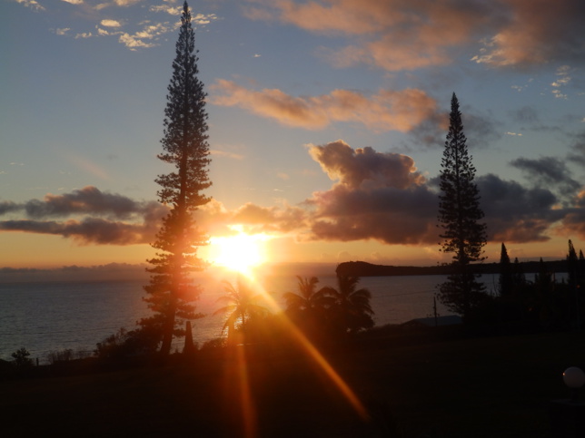 Coucher du soleil à Easo, vu de Béthanie Coucher du soleil à Easo, vu de Béthanie