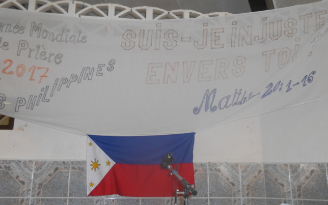 Le drapeau des îles philippines avec le thème de la Journée Mondiale de Prière. " Suis-je injuste envers toi ?" (Mathieu 20/1-16)