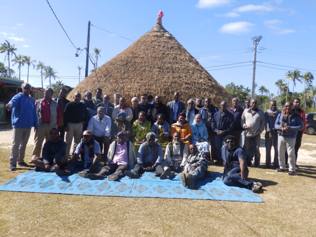 Les délégués du synode devant la case du Eika de Wedrumel Les délégués du synode devant la case du Eika de Wedrumel