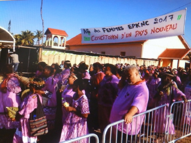 Les délégations des Régions de Momaawe, Iaai et de Nengone franchissent l'arc de triomphe