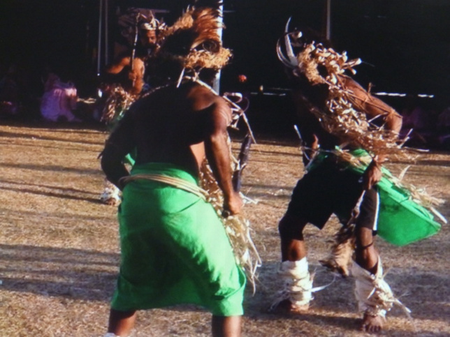 Les jeunes de Kejënyi dansent le bua pour accueillir les mamans Les jeunes de Kejënyi dansent le bua pour accueillir les mamans