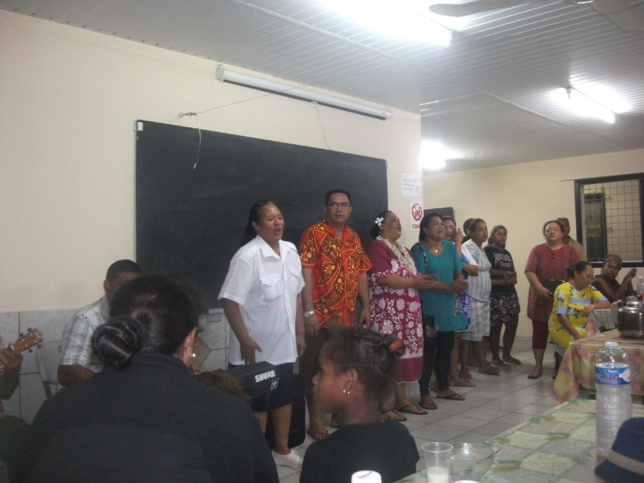Chant d'aurevoir de la paroisse avec Pasteur Matahi GODFREY