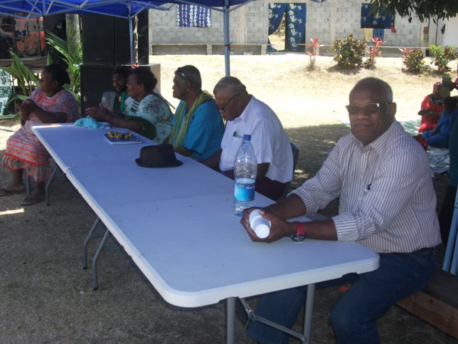 Les responsables des églises : Diacre Laurent NAOUTCHOUE (Eglise Catholique), Pasteur BEINON (Président de l'Eglise Evangélique Libre), Pasteur WAKAINE Wakira (Président de l'EPKNC) pendant le Forum avec les responsables des branches d'activités de l'EPKNC au niveau de la région, ainsi que les anciens envoyés de la Cevaa, Patrick Robert et Olivier HOUDARD lors du Forum.