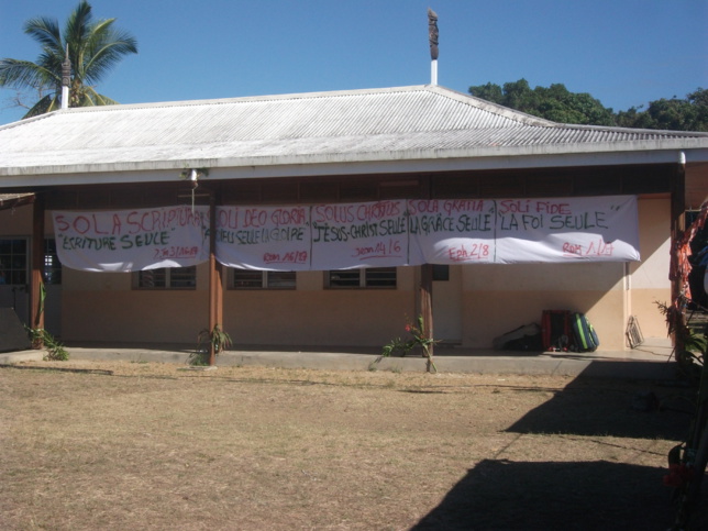 Les 5 solas affichés sur la maison commune de Népou. Les 5 solas affichés sur la maison commune de Népou.