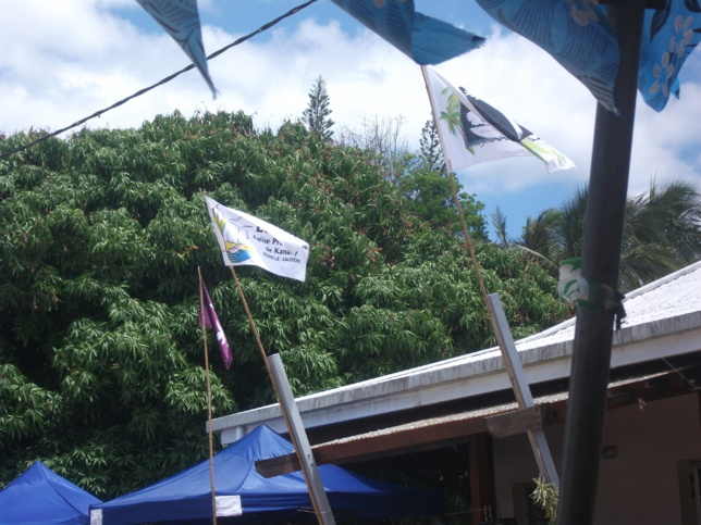 Drapeaux 500ème et EPKNC ont flotté à Népou pendant les 4 jours de fête