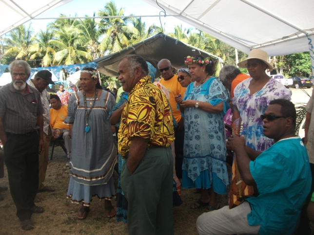 Pasteur POAPIDAWA Micka avec les anciens de Doneva Pasteur POAPIDAWA Micka avec les anciens de Doneva