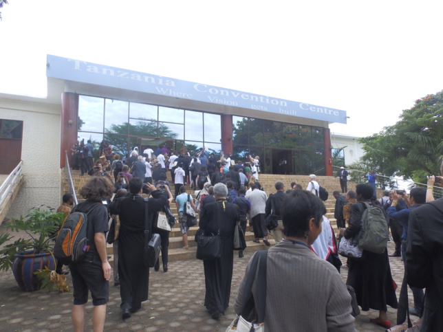 Entrée des délégués dans la grandiose salle de conférence Entrée des délégués dans la grandiose salle de conférence