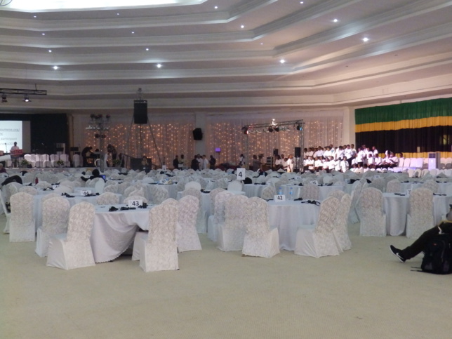 L'intérieur de la salle de conférence