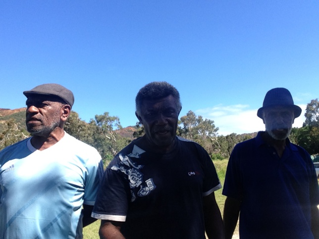 Les diacres : EURIMINDIA Ezeckias, CAMOUI Jojo, et POROU Dogan responsables des diacres de Momawe Les diacres : EURIMINDIA Ezeckias, CAMOUI Jojo, et POROU Dogan responsables des diacres de Momawe