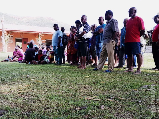 En T-shirt bleu clair devant, le pasteur de la paroisse de Thiic, ROINE Guillaume En T-shirt bleu clair devant, le pasteur de la paroisse de Thiic, ROINE Guillaume