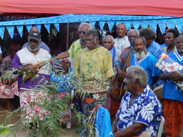 Le Chef de la tribu de Paita, Félix TEITY, confiant la fille " Wapata" celle qui donne la vie, au consistoire de Poya/Bourail pour la pâques 2021