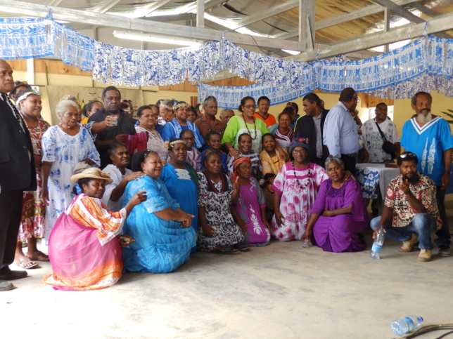 Les diacres et les pasteurs après le culte du dimanche Les diacres et les pasteurs après le culte du dimanche