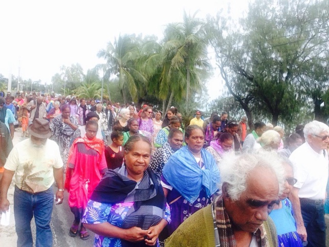 Cortège lors des obsèques de Pasteur Ben à Nyimëhë, sa tribu natale. Cortège lors des obsèques de Pasteur Ben à Nyimëhë, sa tribu natale.