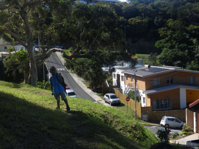 Derrière Henri WAKELI, les panneaux photovoltaïques sur le toit du siège de l'église à la Vallée du Génie Derrière Henri WAKELI, les panneaux photovoltaïques sur le toit du siège de l'église à la Vallée du Génie