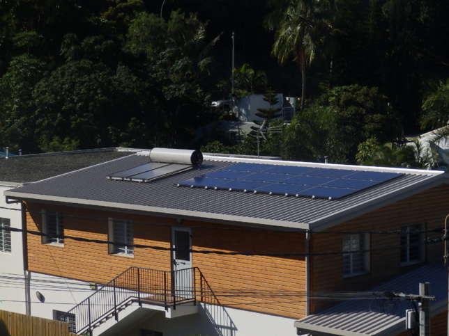 PANNEAUX PHOTOVOLTAÏQUES INSTALLES AU BUREAU DE L'EGLISE A LA VALLEE DU GENIE