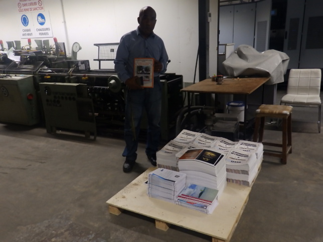 Pasteur Jacky CAWIDRONE dans l'atelier de la maison Artypo