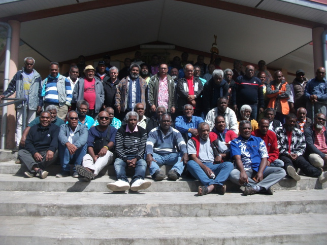 Les 55 délégués du synode en face du temple de la paroisse de Montravel Les 55 délégués du synode en face du temple de la paroisse de Montravel