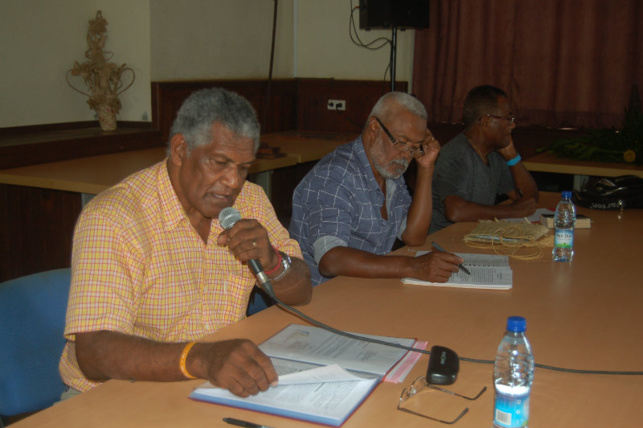 Pasteur WAKAINE Wakira Président sortant et Pasteur KAEMO Léonard Höcë Var, le Président rentrant de l'EPKNC.