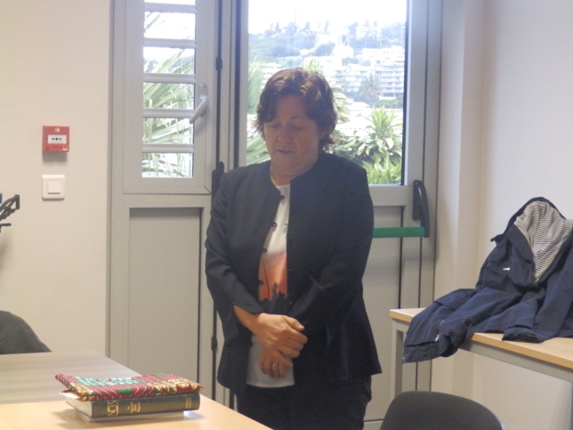 Pasteure Tünde Lamboley présentant son geste coutumier au bureau de l'EPKNC à la Vallée du Génie