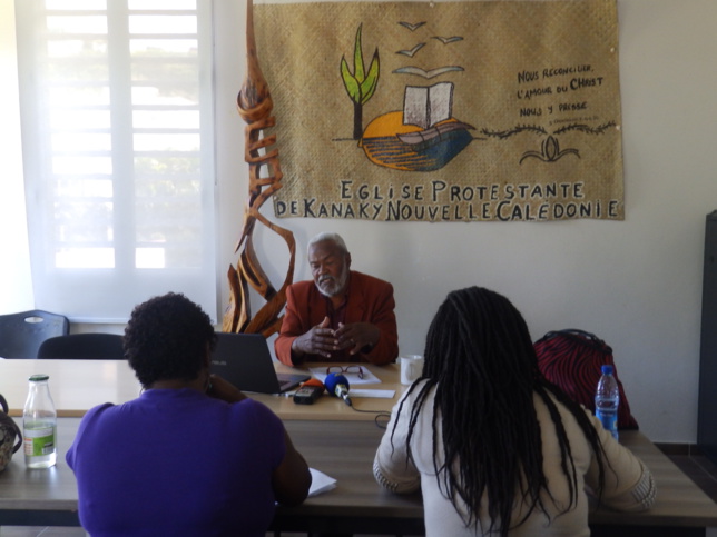 Le président Pasteur KAEMO Höcë face aux journalistes lors de la déclaration de presse Le président Pasteur KAEMO Höcë face aux journalistes lors de la déclaration de presse