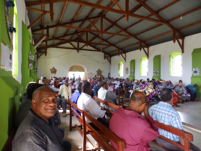 Dans le temple de Xépénéhé lors du culte de graduation des étudiants sortants Dans le temple de Xépénéhé lors du culte de graduation des étudiants sortants