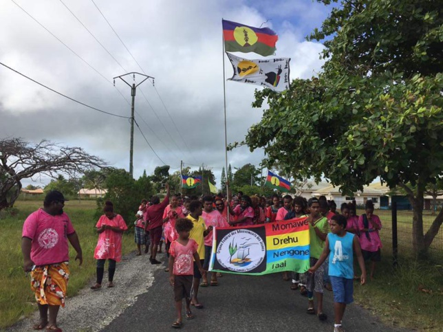 Comme à chaque assemblée générale, le défilé des jeunes par régions pour le comptage des jeunes participant à l'AG : Plus de 300 jeunes à cette AG 2019 à Atha, Nengone.