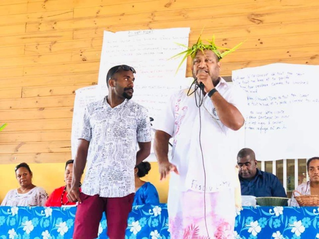 Pasteur Kuanene WEA, animateur avec un responsable d'atelier lors des restitutions des travaux en ateliers sur les partages bibliques.