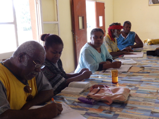 Les membres du comité avec les diacres DAHOTE Toué, POROU Dogan, et BOUAOUVA Claude Les membres du comité avec les diacres DAHOTE Toué, POROU Dogan, et BOUAOUVA Claude