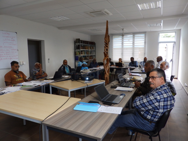 Attentifs aux informations de la Commith (Commission Théologique) présentées par l'animateur général KAKUE Joël