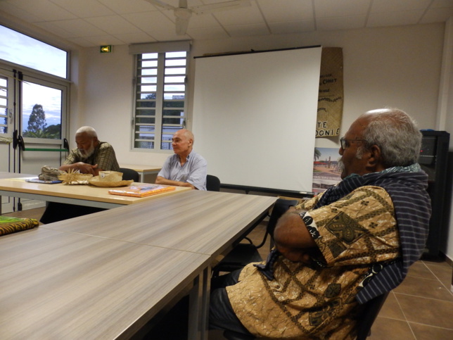 Mr WAPOTRO Billy, ancien de l'église remerciant au nom de l'EPKNC, le geste du haussaire. Mr WAPOTRO Billy, ancien de l'église remerciant au nom de l'EPKNC, le geste du haussaire.