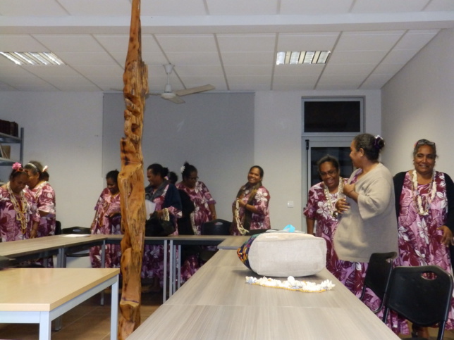 Les mamans interprêtent un chant en Réo (Langue Maohi).