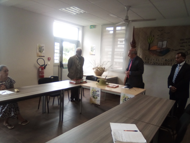 Le président de l'EPKNC, pasteur KAEMO Höcë accueille le Haussaire au siège de l'EPKNC par une geste coutumier. Le président de l'EPKNC, pasteur KAEMO Höcë accueille le Haussaire au siège de l'EPKNC par une geste coutumier.