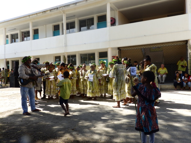 La chorale de Do-Kamo interprétant un chant pour ouvrir la fête après la méditation de la parole de Dieu animée par le Président de l'EPKNC, pasteur KAEMO Höcë