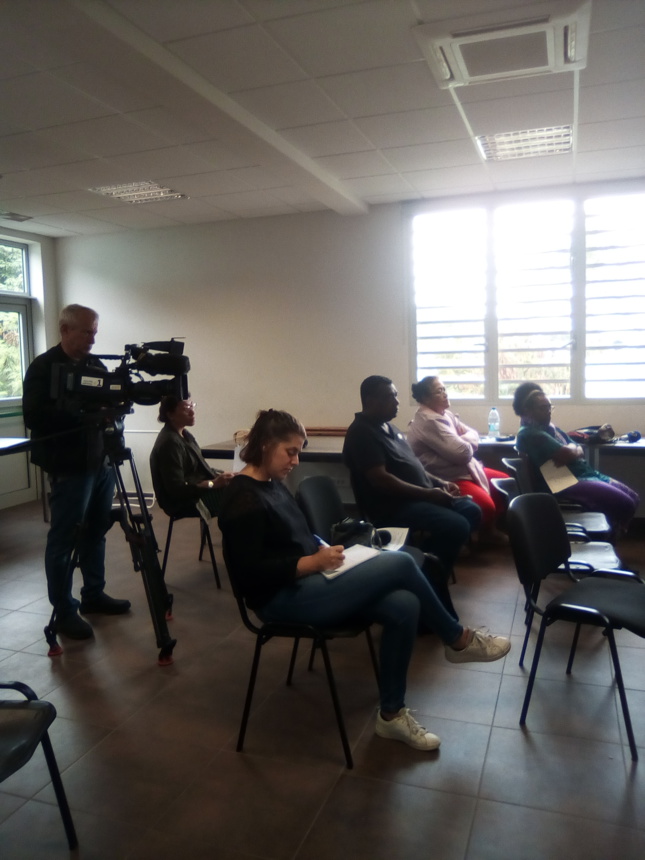 Les médias présents pour la conférence de presse (La 1ère NC, RRB et Radio Djiido