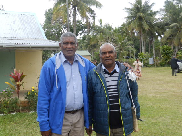 Président de l'EPKNC et Mr le Maire de Nengone (Diacre de la paroisse de Atha)
