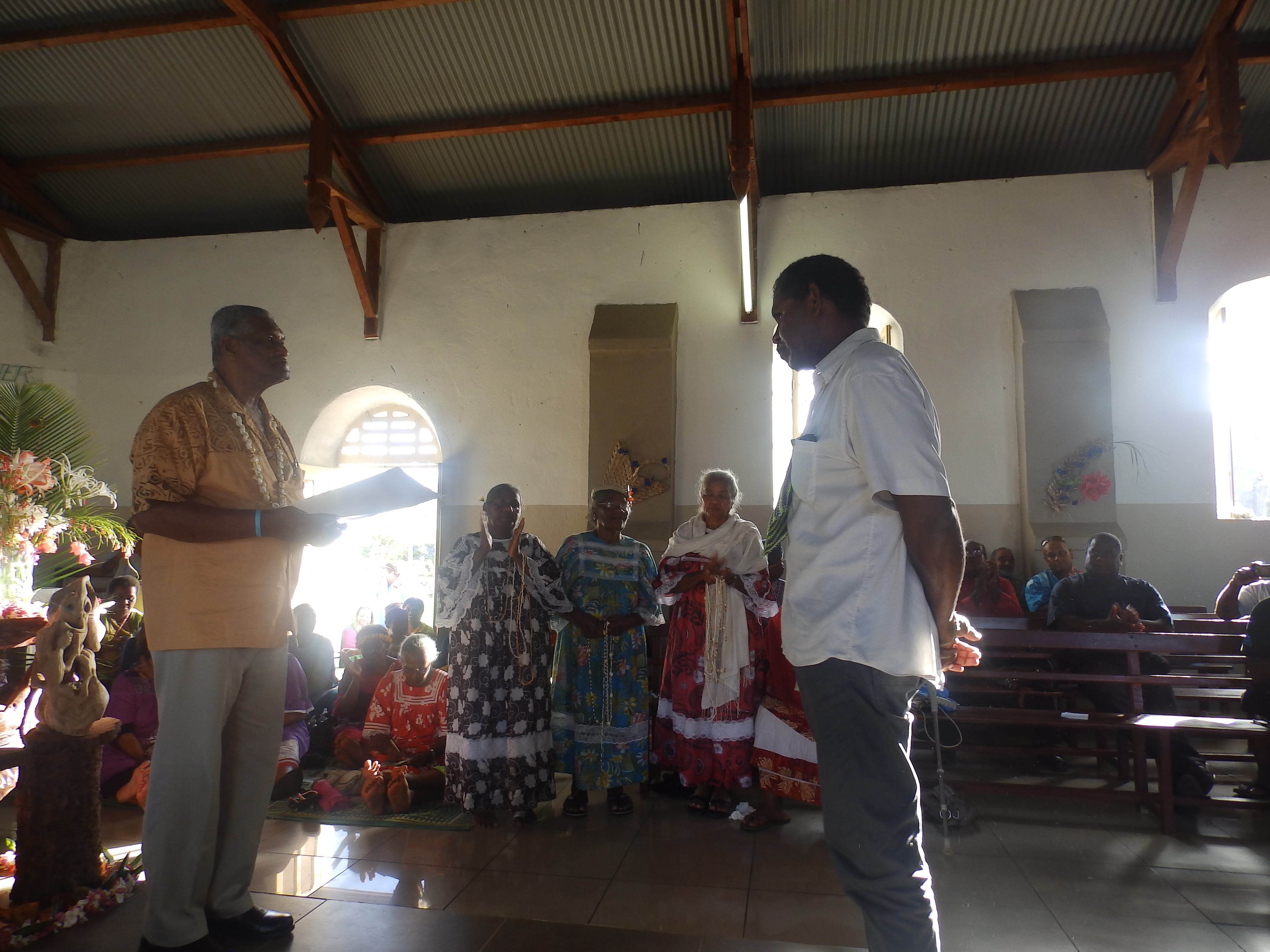 Le Président de l'EPKNC remet le diplôme à IWA Thierry Talo qui exercera son ministère pastoral dans la région de Drehu.